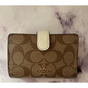 Coach Corner Zip Wallet in Signature Like New